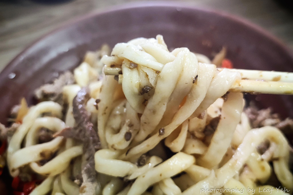 信維市場美食│江蘇老趙刀切麵│豪邁大塊豬腳麵,1963年家傳兩代老字號! 信維市場豬腳麵、信維市場美食 信維市場美食│江蘇老趙刀切麵│豪邁大塊豬腳麵,1963年家傳兩代老字號! 信維市場豬腳麵、信維市場美食