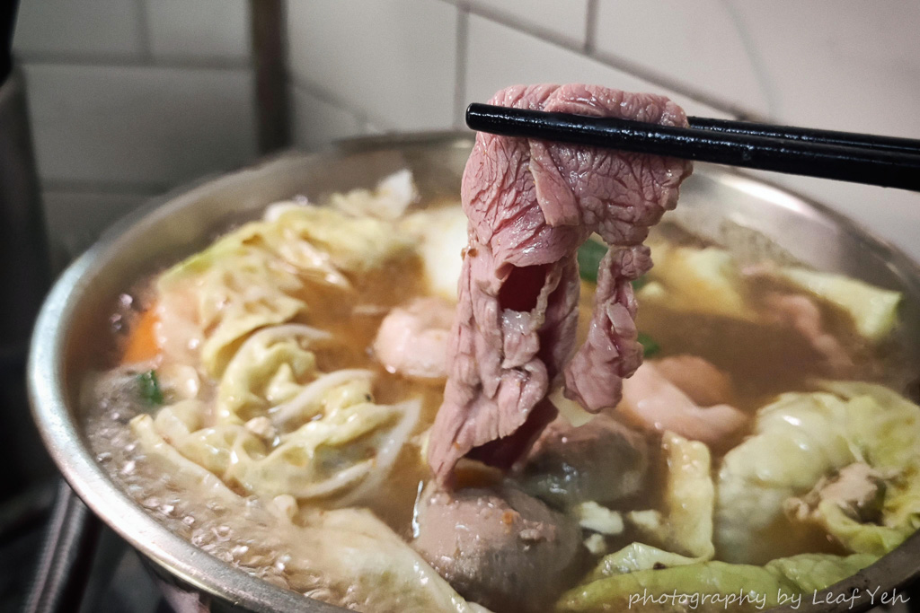 新竹溫體牛火鍋│西市汕頭館總店│一九四九年創業至今，三代相傳市場溫體牛火鍋！新竹火鍋推薦、新竹城隍廟美食 @葉影瓶像