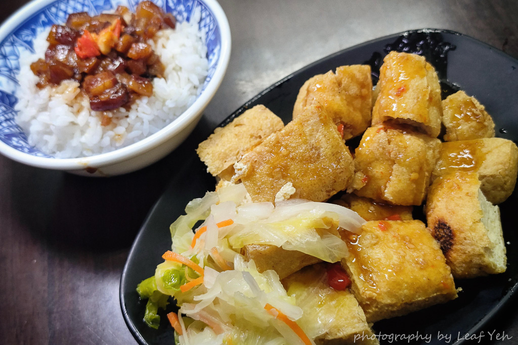 內湖臭豆腐│南京七里香麻辣鴨血臭豆腐(內湖總店)│炸得酥脆、滷得入味，爽口泡菜搭配金黃臭豆腐，每口都是唰嘴好味！ 湖光市場臭豆腐、內湖滷肉飯推薦 @葉影瓶像