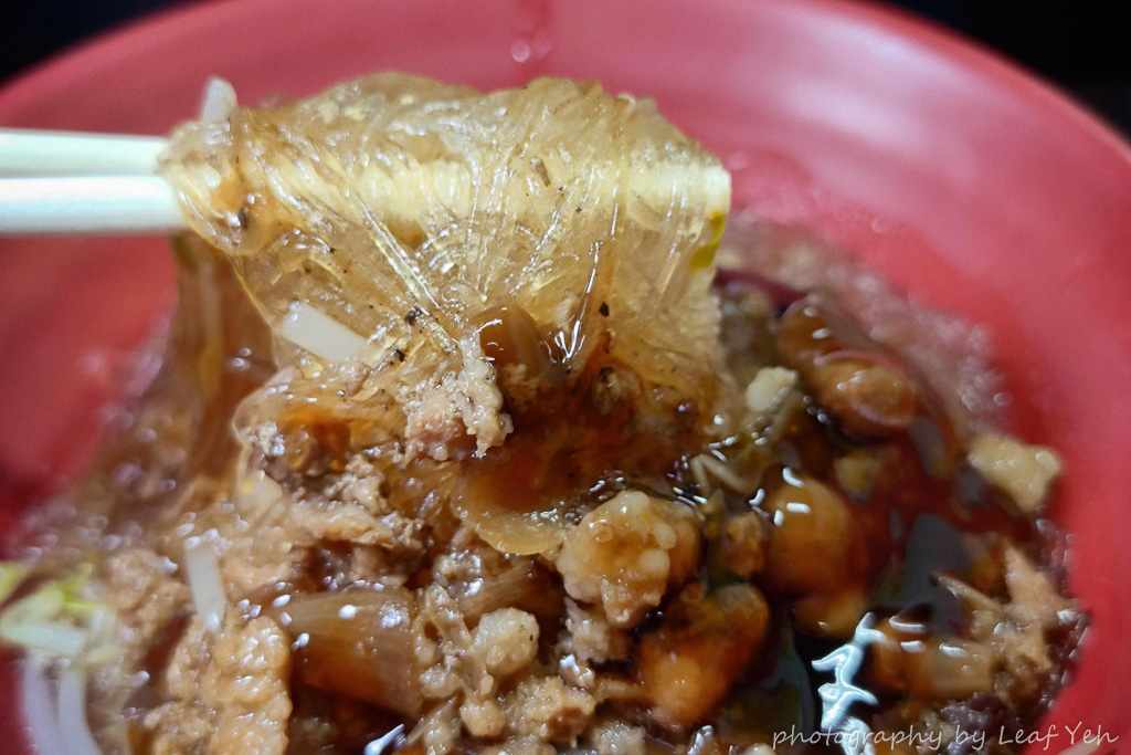 內湖臭豆腐│南京七里香麻辣鴨血臭豆腐(內湖總店)│炸得酥脆、滷得入味，爽口泡菜搭配金黃臭豆腐，每口都是唰嘴好味！ 湖光市場臭豆腐、內湖滷肉飯推薦