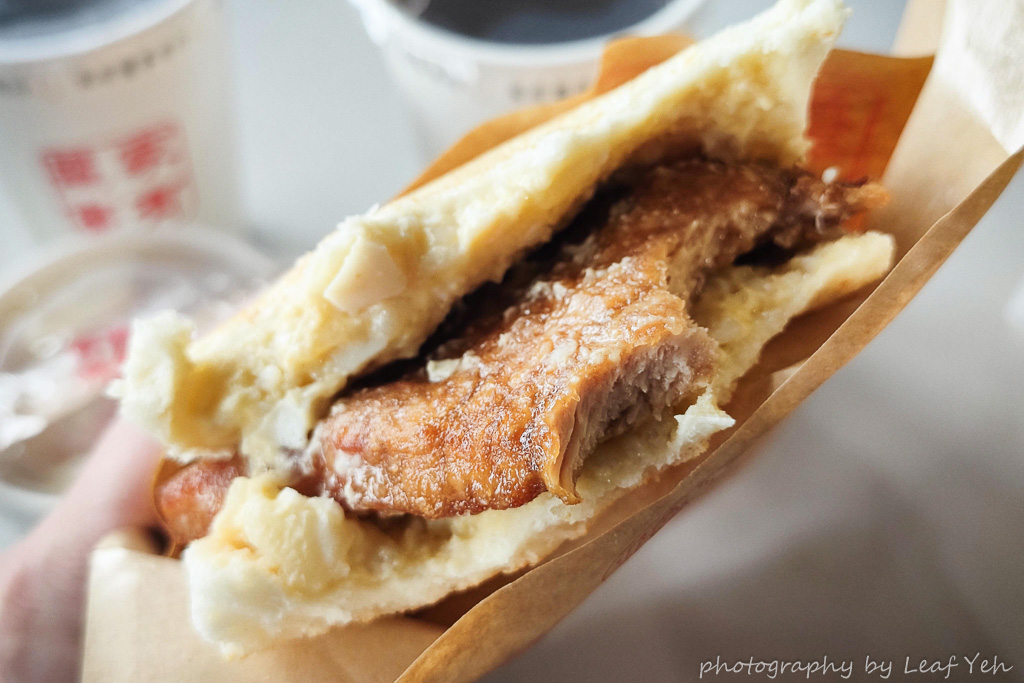新店排骨吐司│家有璽事排骨吐司│酥炸排骨霸氣外露，新店最強排骨吐司！ 新店美食、新店早餐