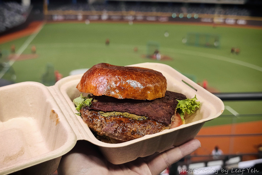 即時熱門文章：大巨蛋美食│小黑碳鐵板漢堡Burger│職人魂料理功力有料！鐵板燒主廚的創意漢堡太狠了！延吉街美食、台北漢堡推薦