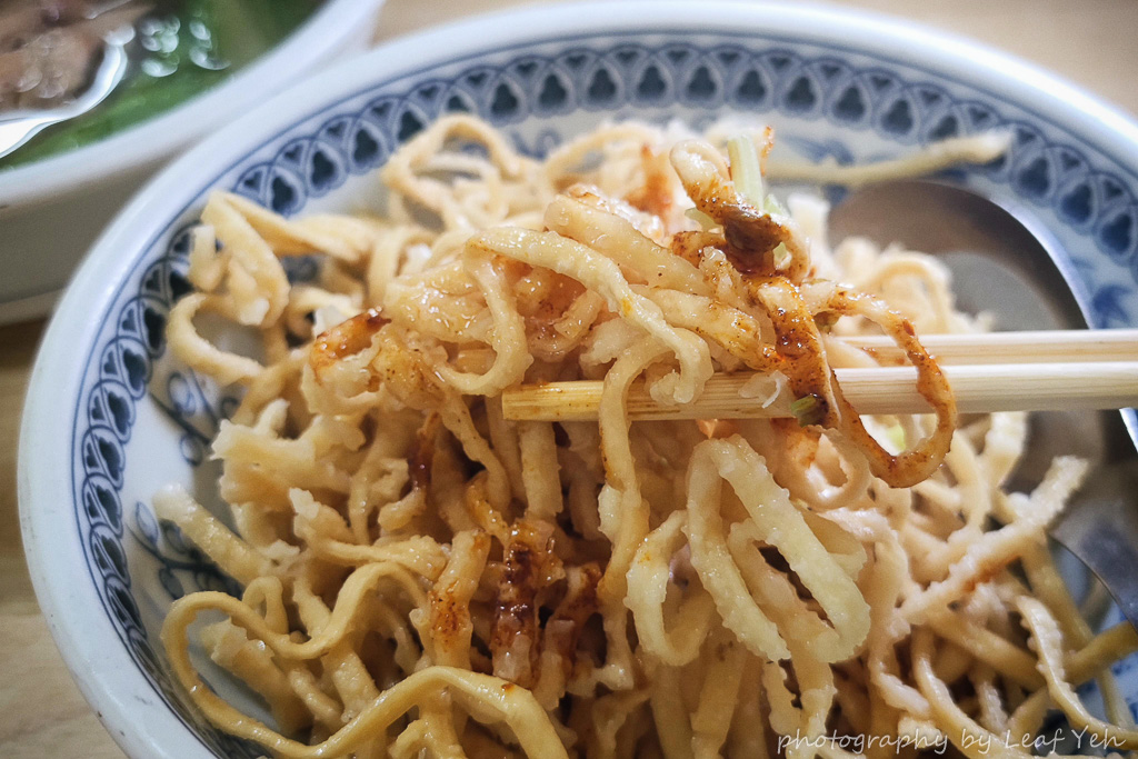 宜蘭美食│老店瓜仔雞（原十六崁）│街邊老麵攤，炸意麵脆香配上瓜仔雞湯，破防味蕾古早味！十六崁瓜仔雞麵、宜蘭瓜仔雞麵 @葉影瓶像