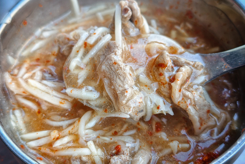 嘉義美食│新港鴨肉羹│在地人狂推的傳奇鴨肉羹！焦香系鴨肉羹的香氣太狠了！嘉義奉天宮美食、新港美食 @葉影瓶像