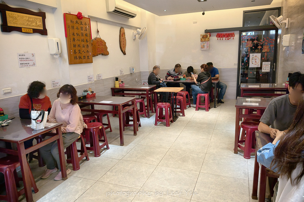 台南国華街の名物料理、新鮮なイカがたっぷり入った邱家小卷米粉。澄んだ甘いスープと太いライスヌードルの様子。