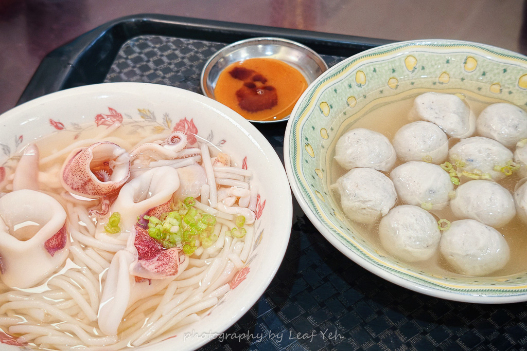 台南国華街の名物料理、新鮮なイカがたっぷり入った邱家小卷米粉。澄んだ甘いスープと太いライスヌードルの様子。