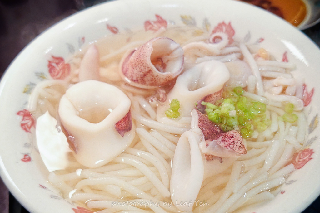 台南国華街の名物料理、新鮮なイカがたっぷり入った邱家小卷米粉。澄んだ甘いスープと太いライスヌードルの様子。