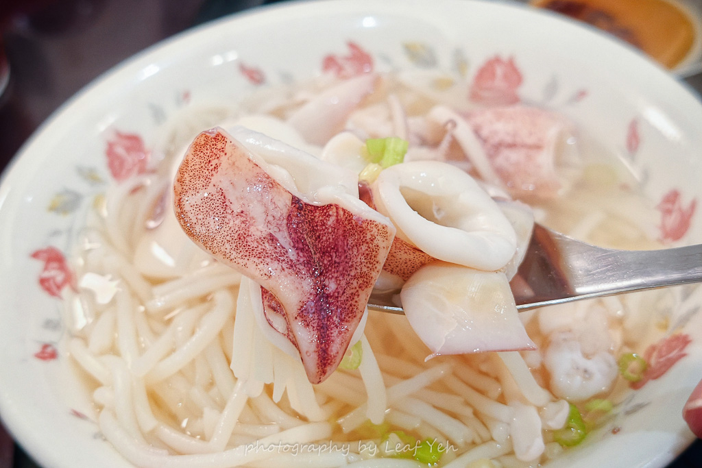 台南国華街の名物料理、新鮮なイカがたっぷり入った邱家小卷米粉。澄んだ甘いスープと太いライスヌードルの様子。