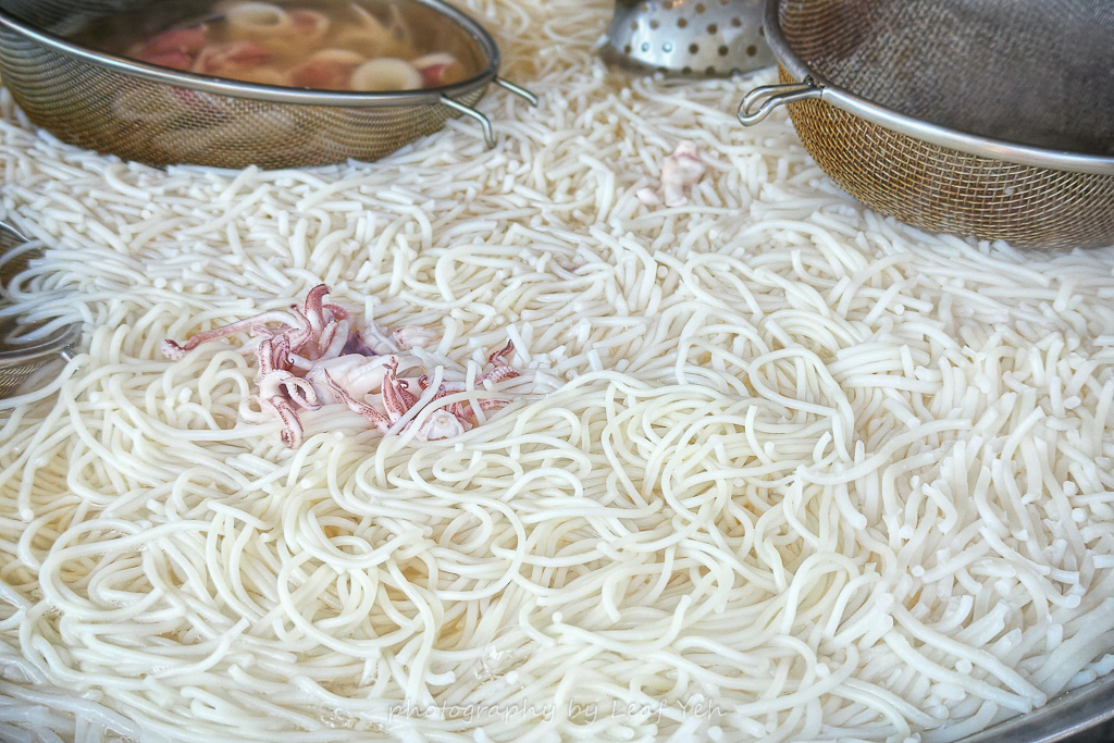 台南国華街の名物料理、新鮮なイカがたっぷり入った邱家小卷米粉。澄んだ甘いスープと太いライスヌードルの様子。