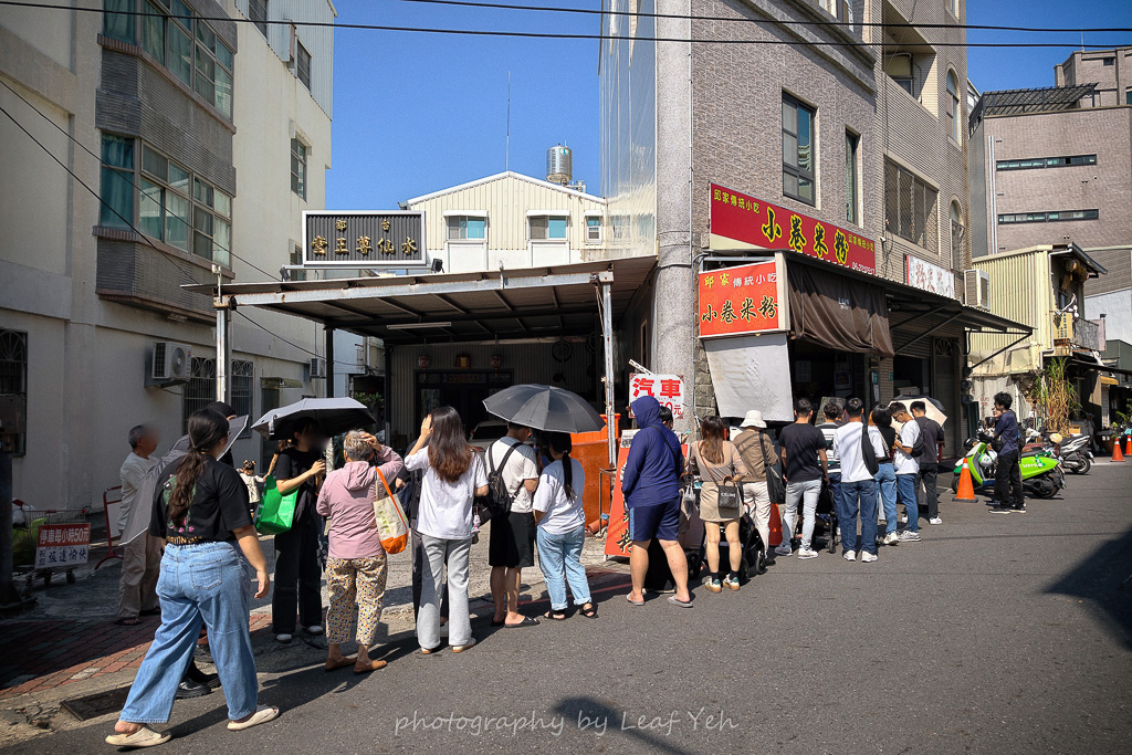 台南国華街の名物料理、新鮮なイカがたっぷり入った邱家小卷米粉。澄んだ甘いスープと太いライスヌードルの様子。