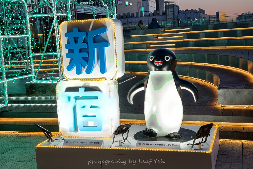 新宿景點│SUICA企鵝廣場│隨著SUICA企鵝畢業後，從此新宿站註定迷路到懷疑人生！新宿西瓜卡企鵝廣場、新宿新南改札Suica企鵝廣場 @葉影瓶像