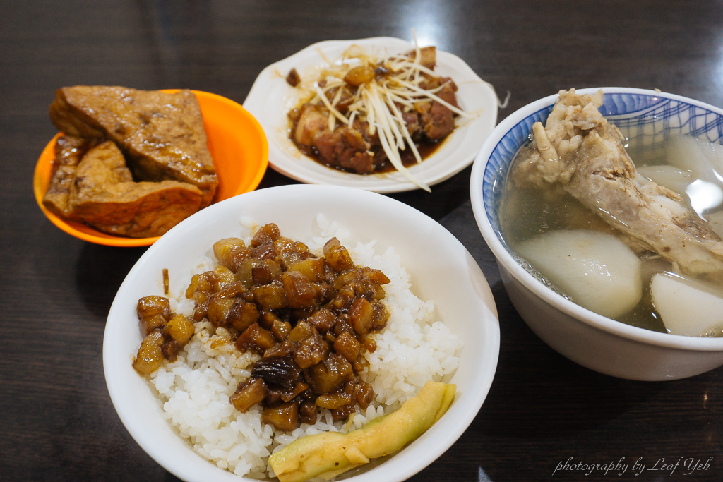 【台北】阿義魯肉飯│一個你特別熟悉，又特別懷念的老味道！ 華西街夜市魯肉飯、龍山寺美食小吃