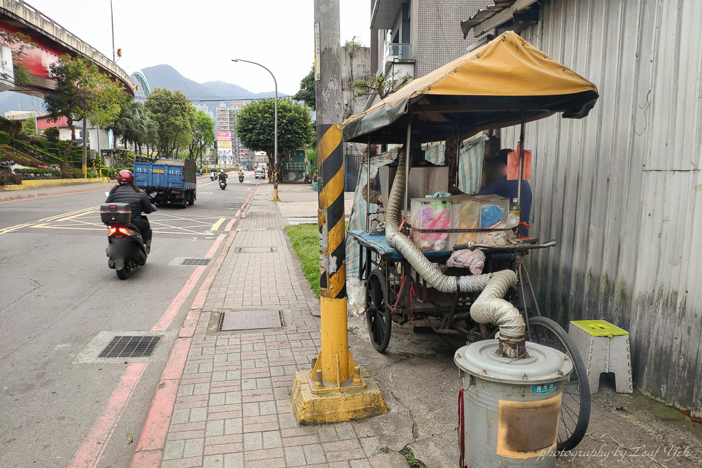 新北 汐萬路香腸攤 10元香腸伯 每日只賣四小時的神秘香腸攤 汐止烤香腸 汐止美食 葉影瓶像
